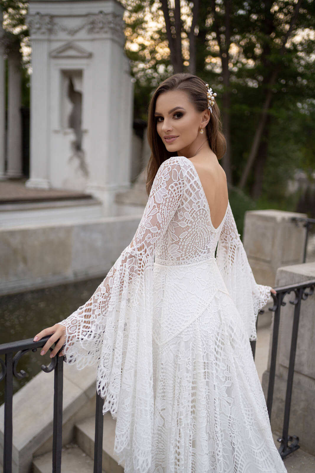 Robe de mariée trapèze Lea à manches longues, DAMA Couture.