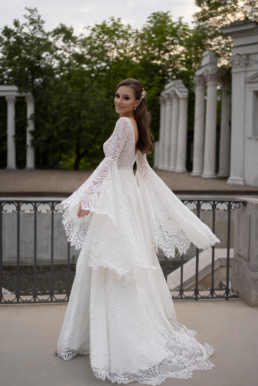 Robe de mariée trapèze Lea à manches longues, DAMA Couture.