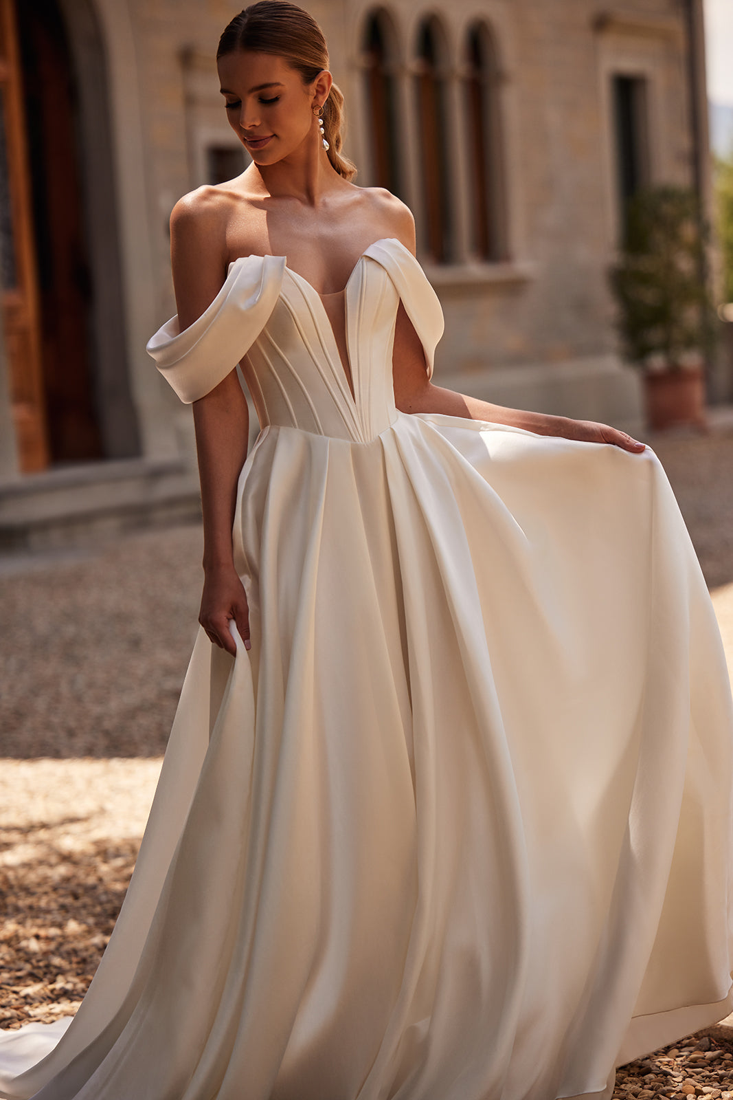 Robe de mariée Thalia, classique et épurée, à manches tombantes, DAMA Couture — vue de face.