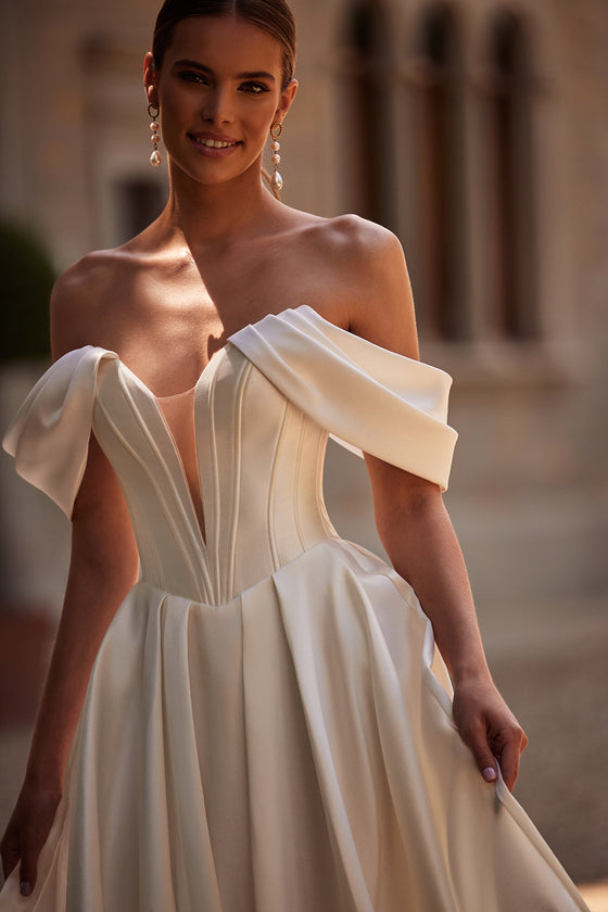 Robe de mariée Thalia, classique et épurée, à manches tombantes, DAMA Couture — photo principale.