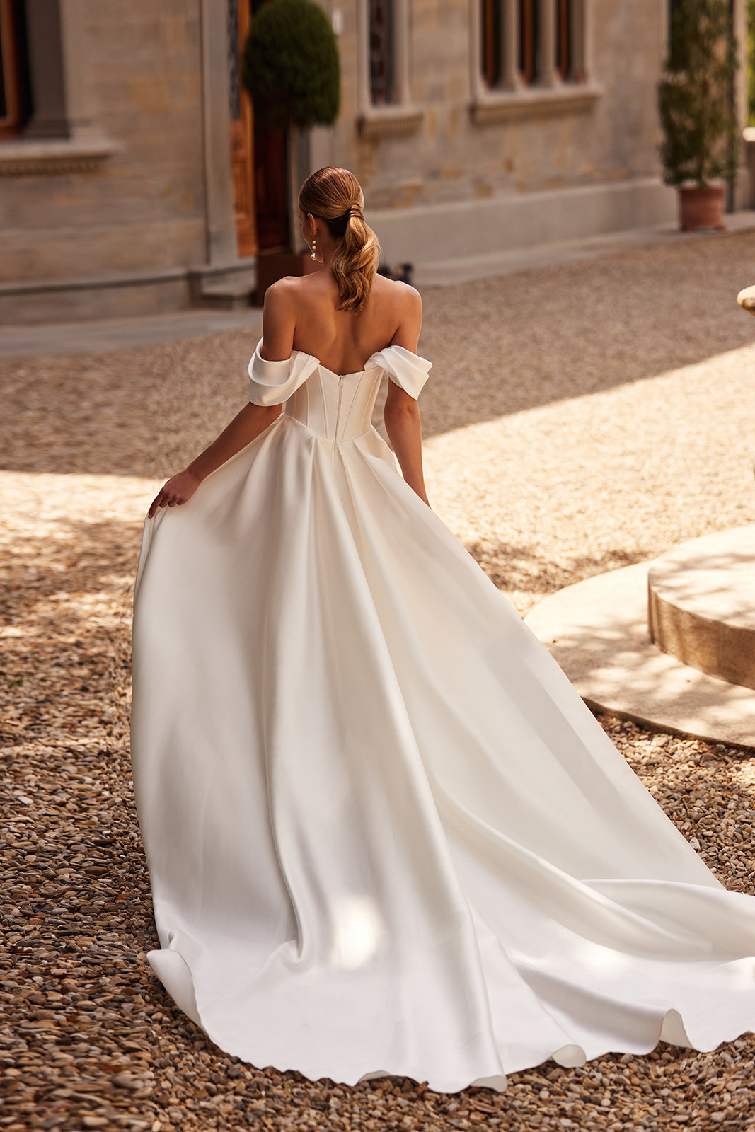 Robe de mariée Thalia, classique et épurée, à manches tombantes, DAMA Couture — autre vue de dos.