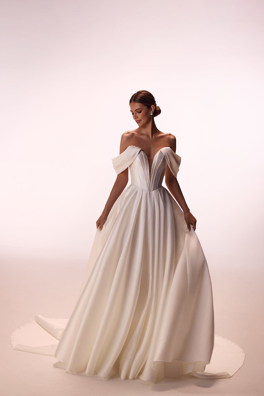 Robe de mariée Thalia, classique et épurée, à manches tombantes, DAMA Couture — photo en studio.
