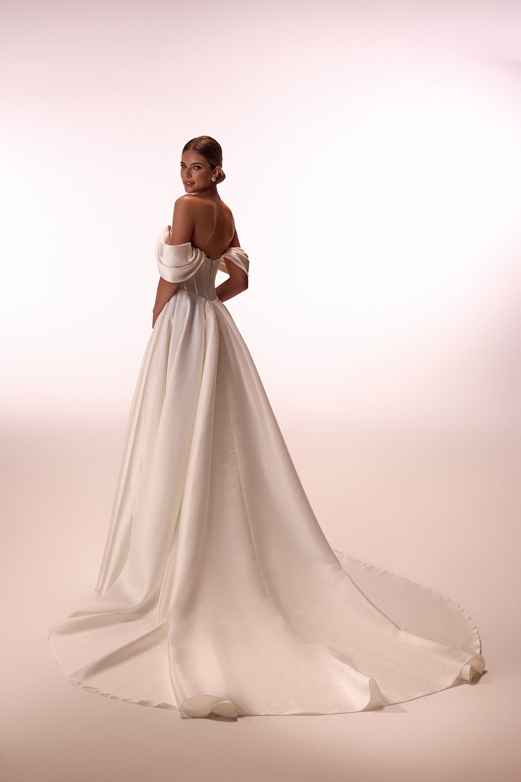 Robe de mariée Thalia, classique et épurée, à manches tombantes, DAMA Couture — vue de dos en studio.