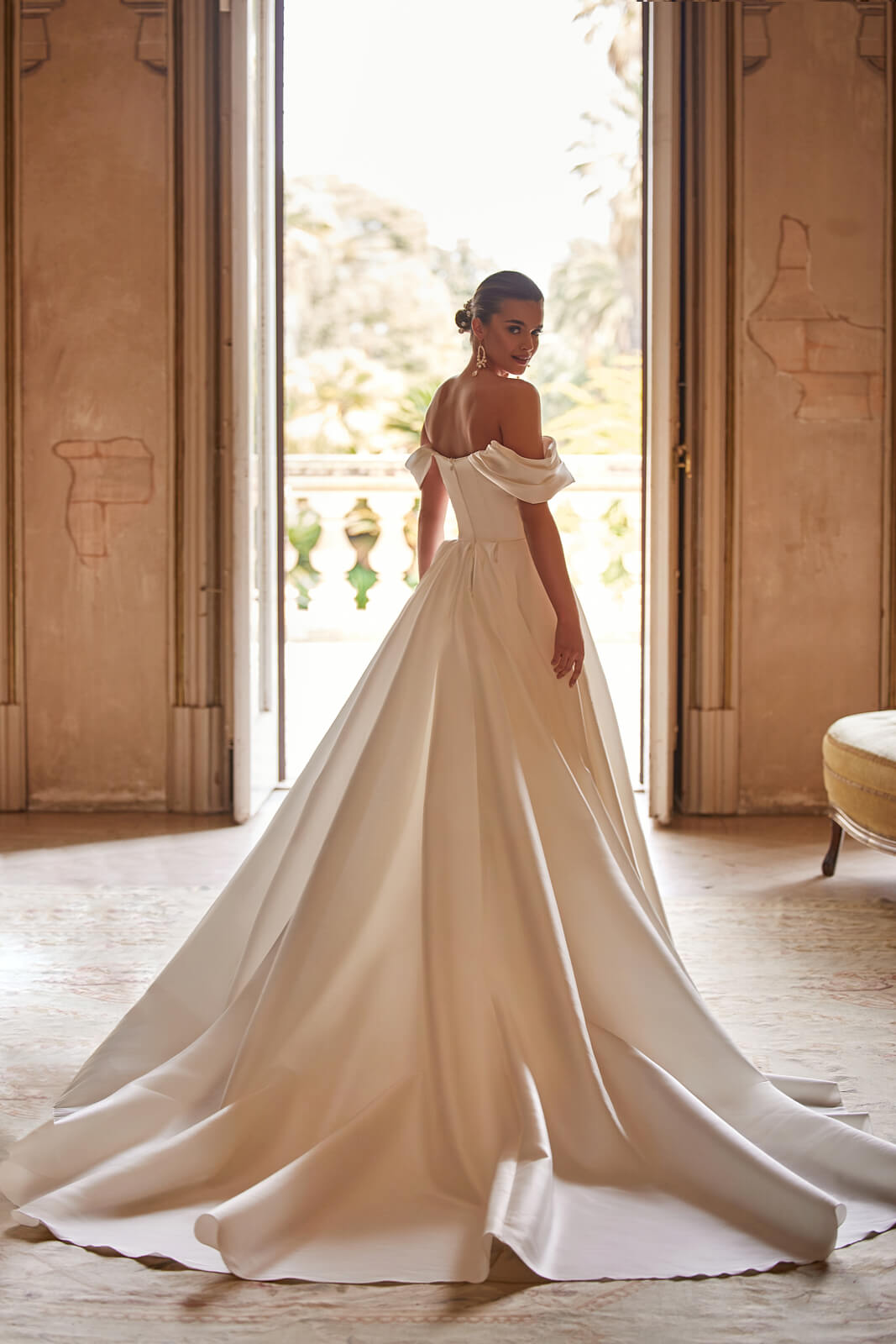 Robe de mariée trapèze Bona en satin, DAMA Couture.