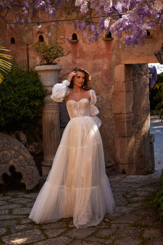 Robe de mariée trapèze Loretta à manches longues, DAMA Couture.