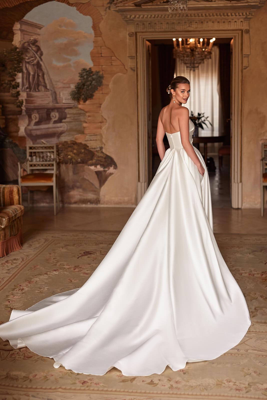 Robe de mariée trapèze Madelaine en satin, DAMA Couture.