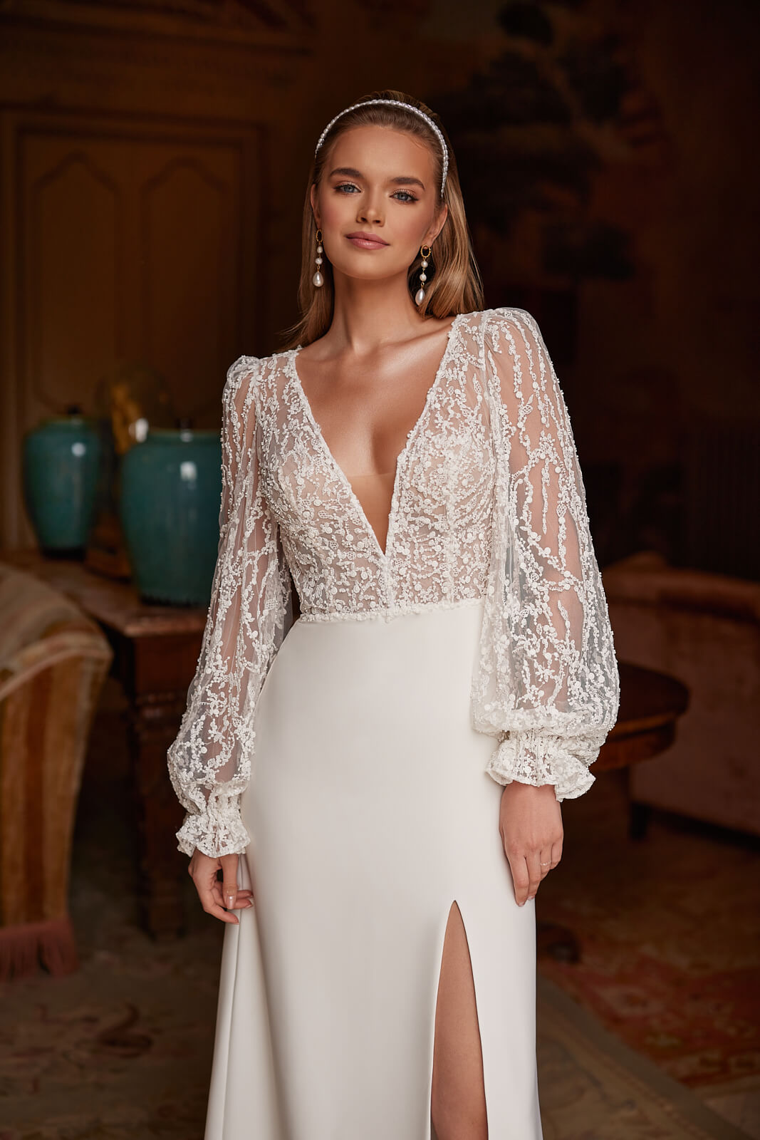 Robe de mariée trapèze Paula en satin à manches longues, DAMA Couture.