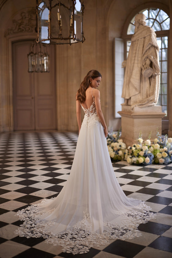 Robe de mariée trapèze Agapia, avec un corsage en dentelle florale, de fines bretelles et une jupe légère en mousseline.
