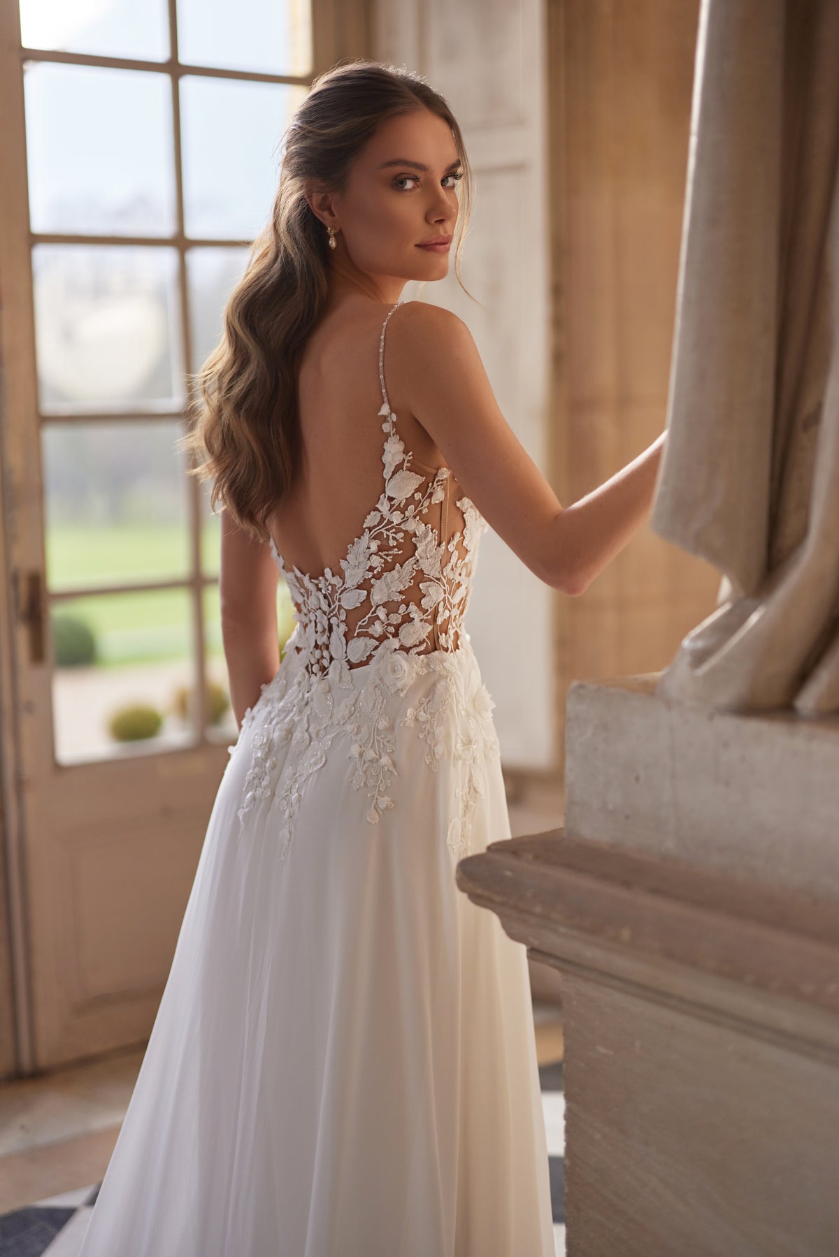 Robe de mariée Agapia, avec un corsage en dentelle florale, de fines bretelles et une jupe légère en mousseline — collection Something Blue 2027, DAMA Couture.