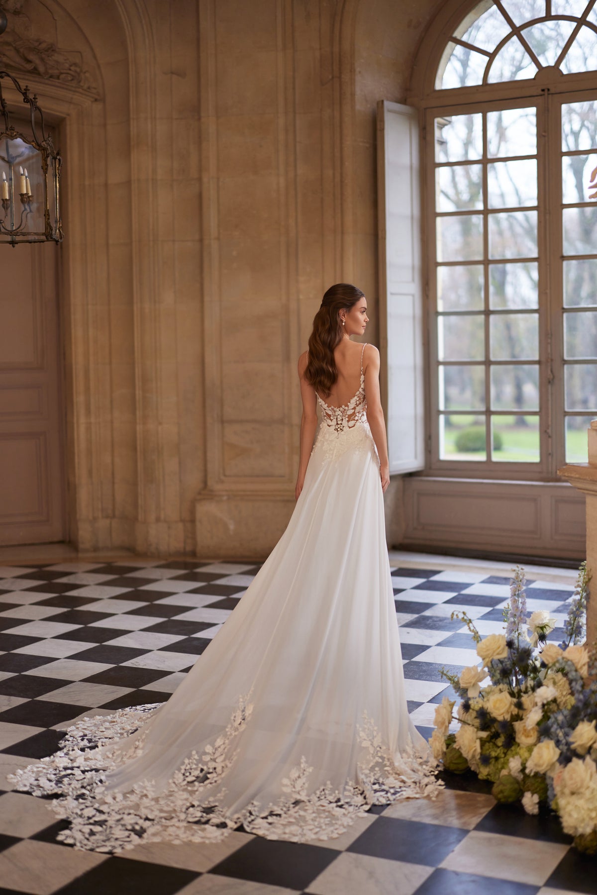 Robe de mariée Agapia, avec un corsage en dentelle florale, de fines bretelles et une jupe légère en mousseline — collection Something Blue 2027.