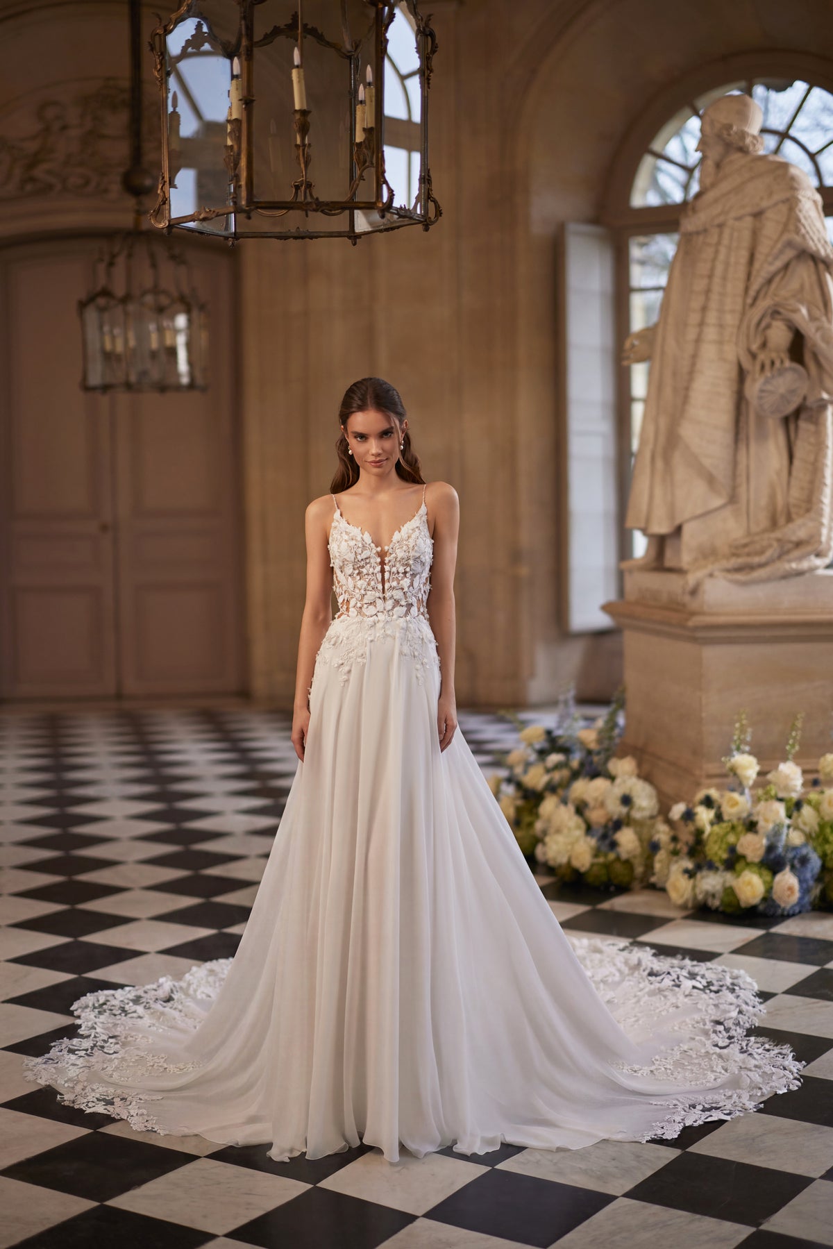 Robe de mariée Agapia, avec un corsage en dentelle florale, de fines bretelles et une jupe légère en mousseline.