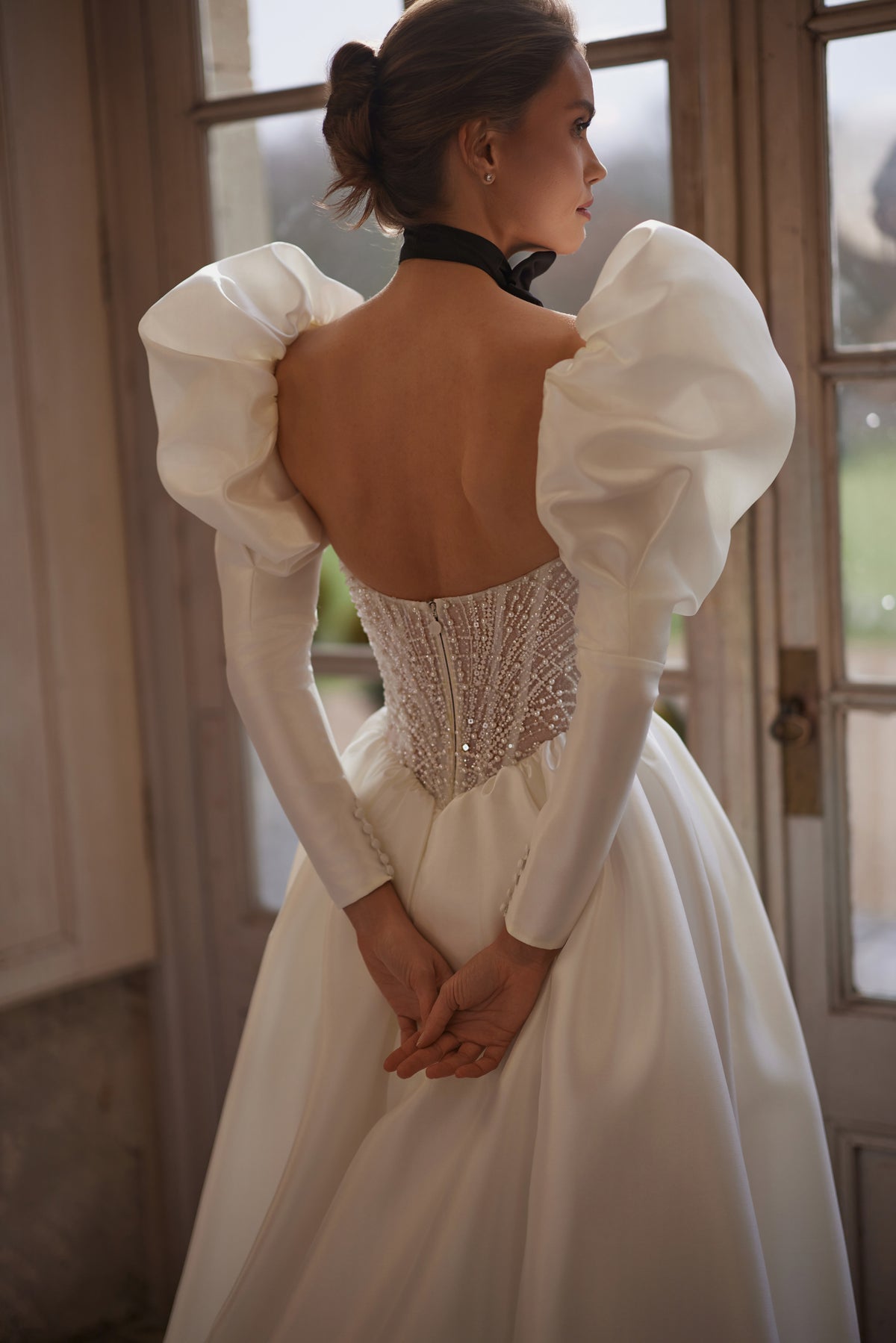 Robe de mariée Aliette, avec un corset orné de cristaux et des manches volumineuses — collection Something Blue 2027, DAMA Couture.