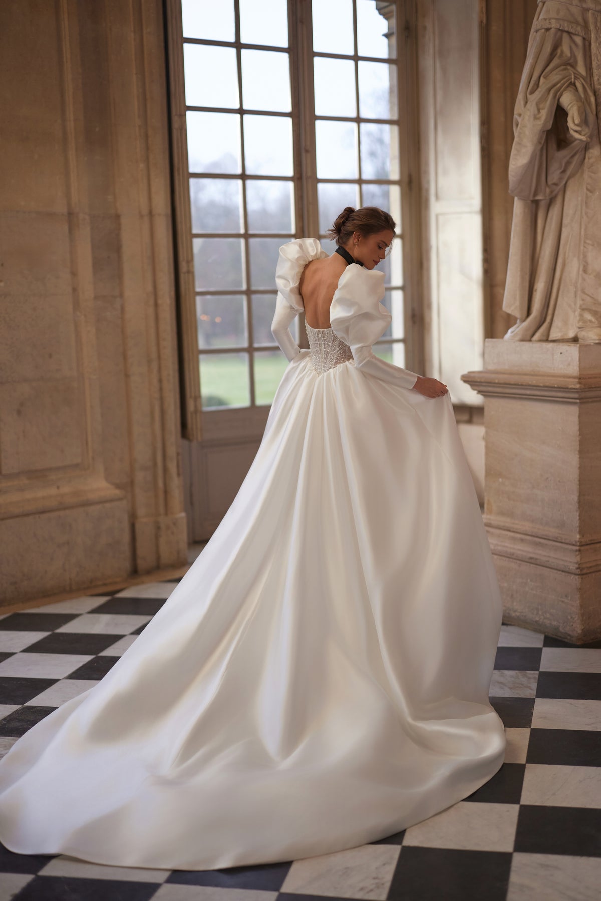 Robe de mariée Aliette, avec un corset orné de cristaux et des manches volumineuses — collection Something Blue 2027.