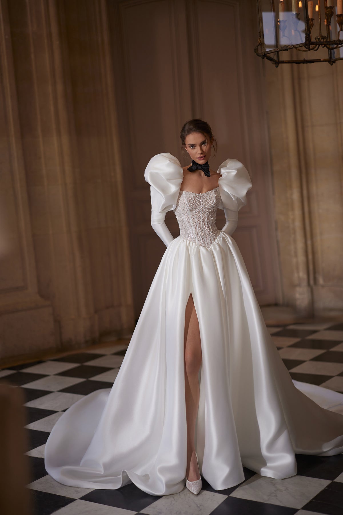 Robe de mariée trapèze Aliette, avec un corset orné de cristaux et des manches volumineuses.