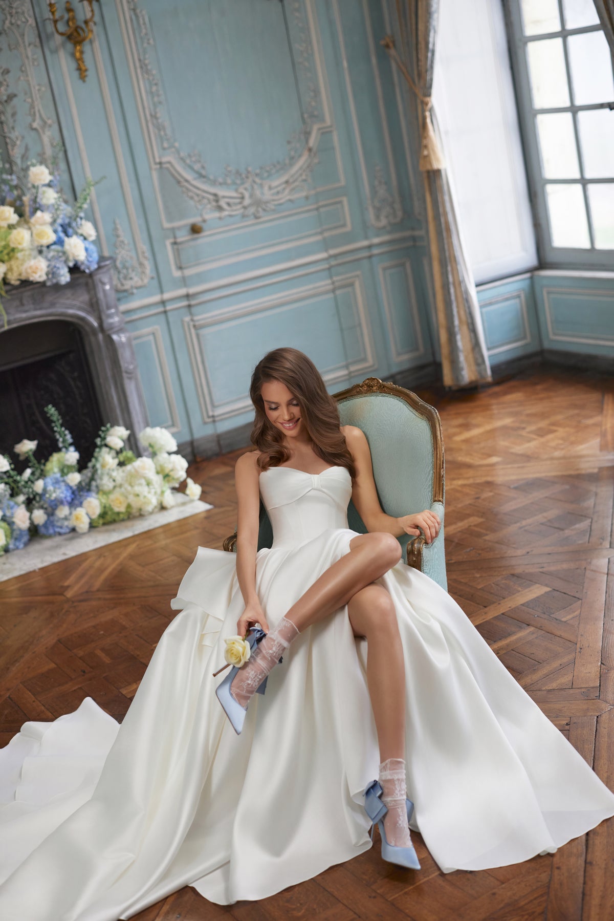 Robe de mariée Alizee, avec un décolleté bustier à revers et une jupe drapée en satin — collection Something Blue 2027, DAMA Couture.