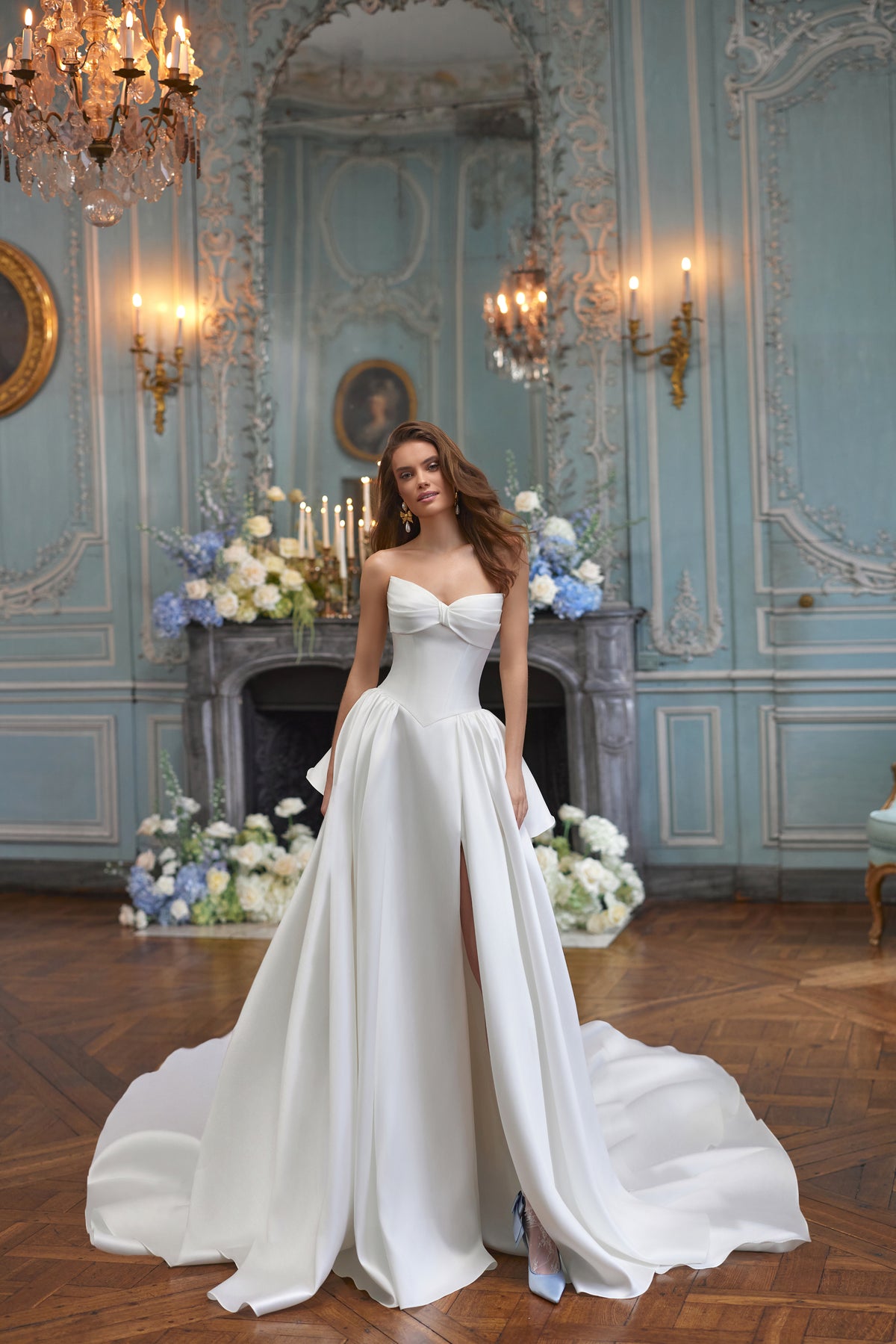 Robe de mariée Alizee, avec un décolleté bustier à revers et une jupe drapée en satin — collection Something Blue 2027.