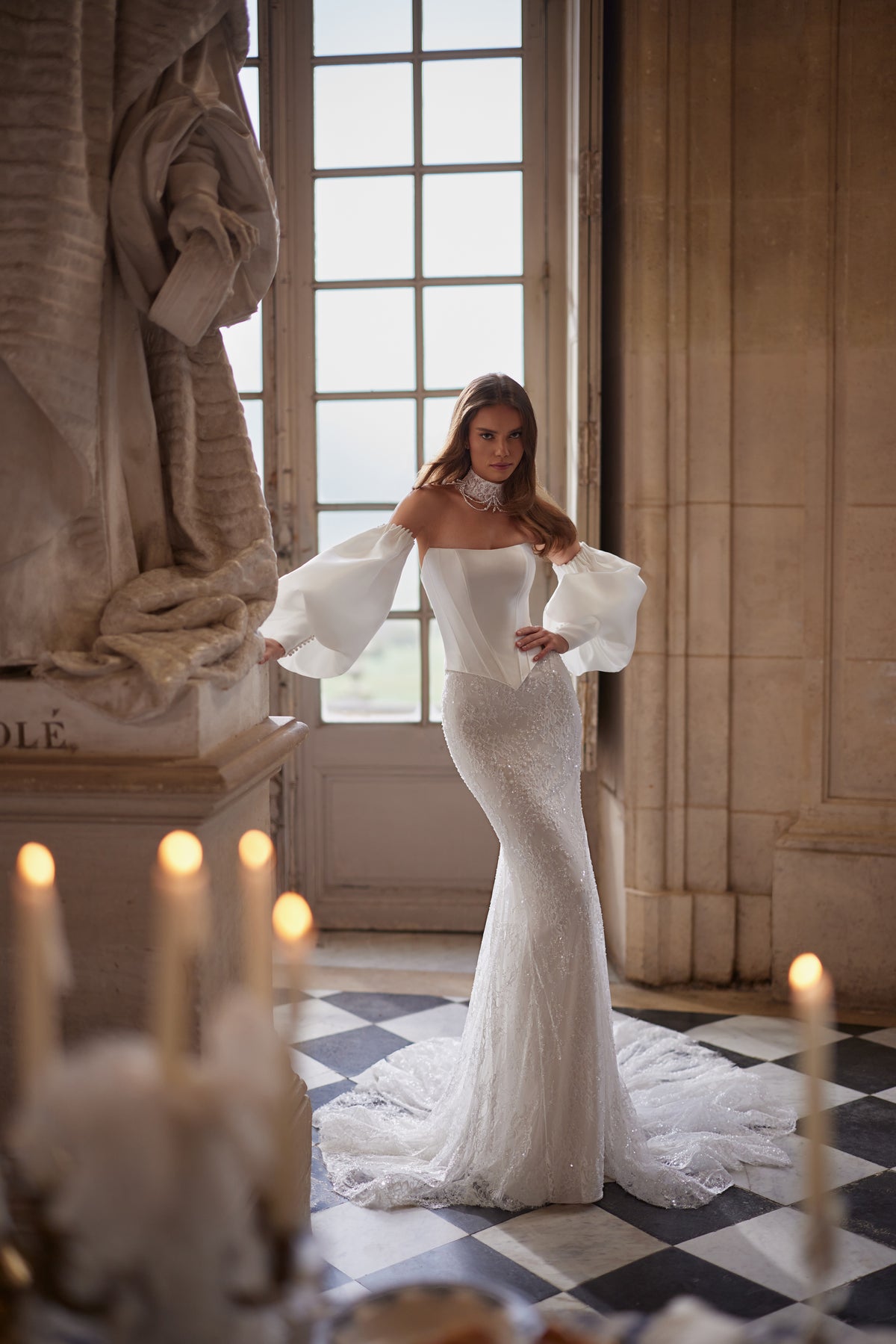 Robe de mariée Anais, avec un corsage sculpté en dentelle et des manches volumineuses laissant les épaules dénudées — collection Something Blue 2027.