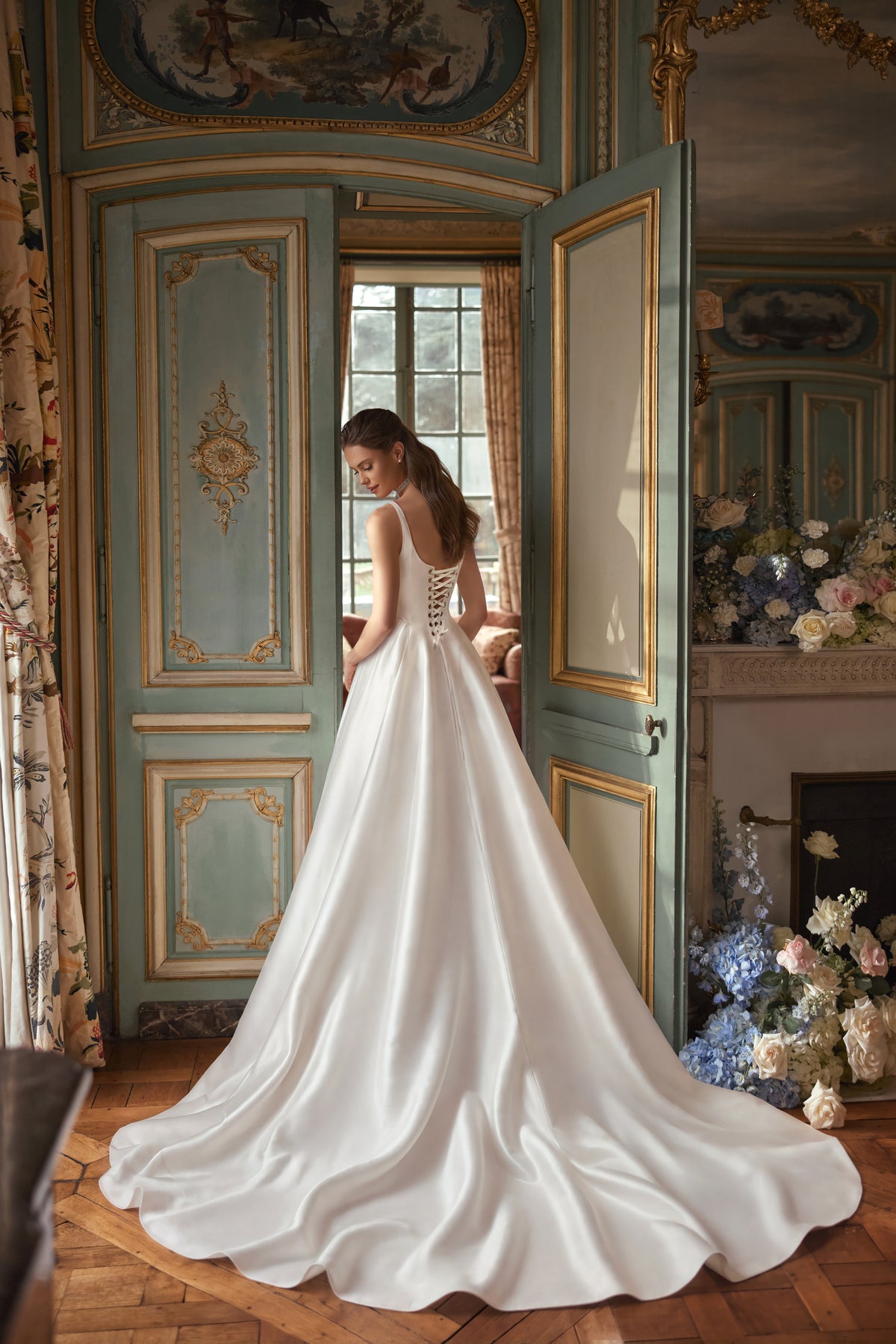 Robe de mariée trapèze Aretuza, avec un décolleté carré épuré, de fines bretelles et une jupe ample en satin.