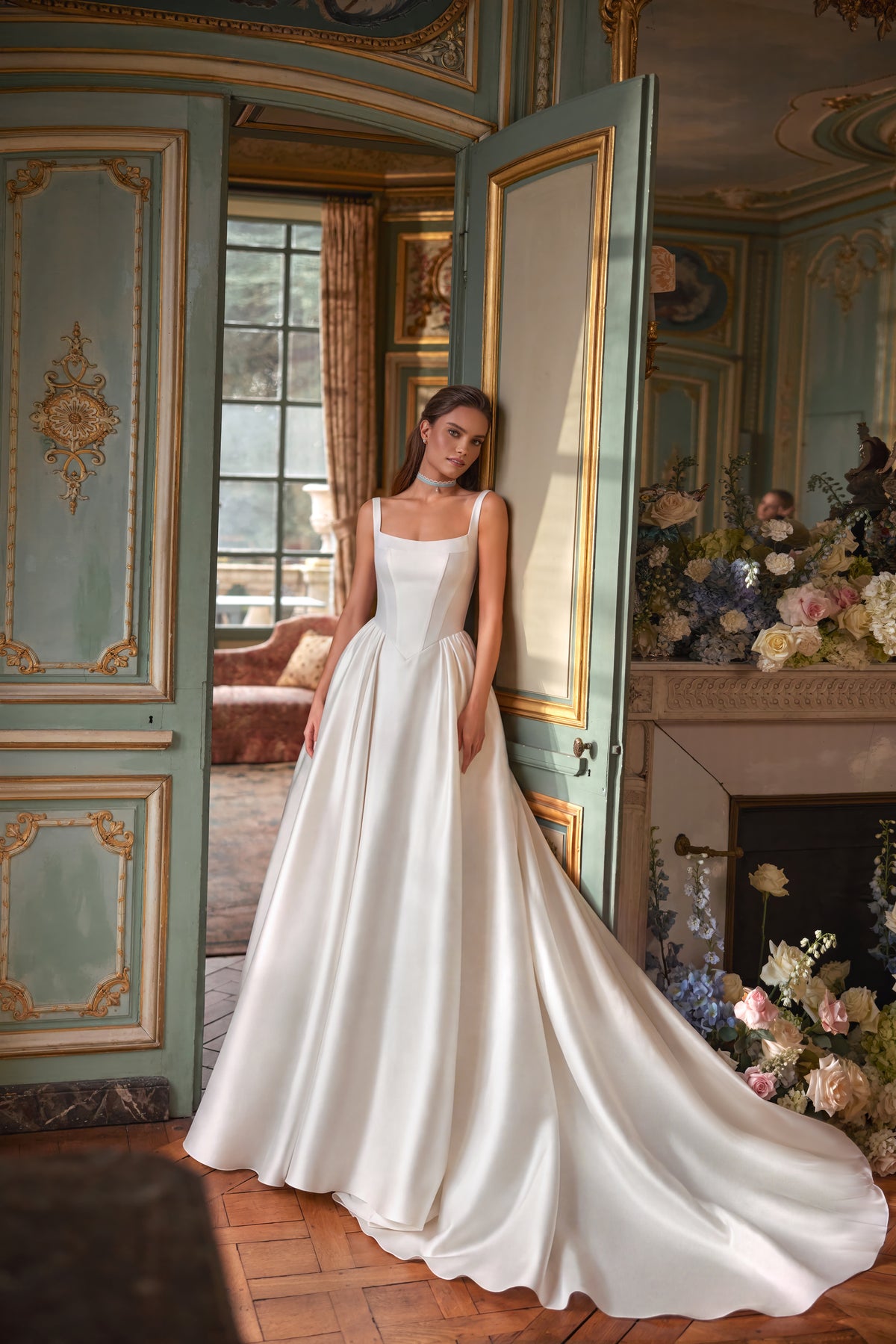 Robe de mariée Aretuza, avec un décolleté carré épuré, de fines bretelles et une jupe ample en satin.