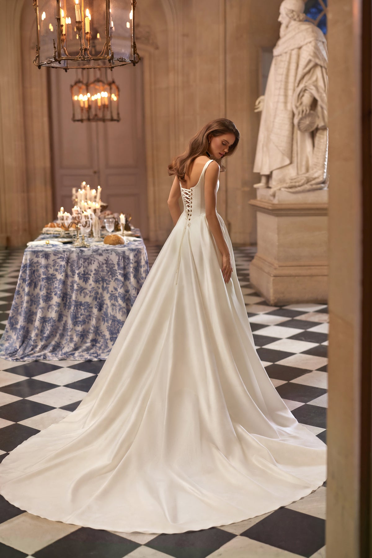 Robe de mariée Aretuza, avec un décolleté carré épuré, de fines bretelles et une jupe ample en satin — collection Something Blue 2027.