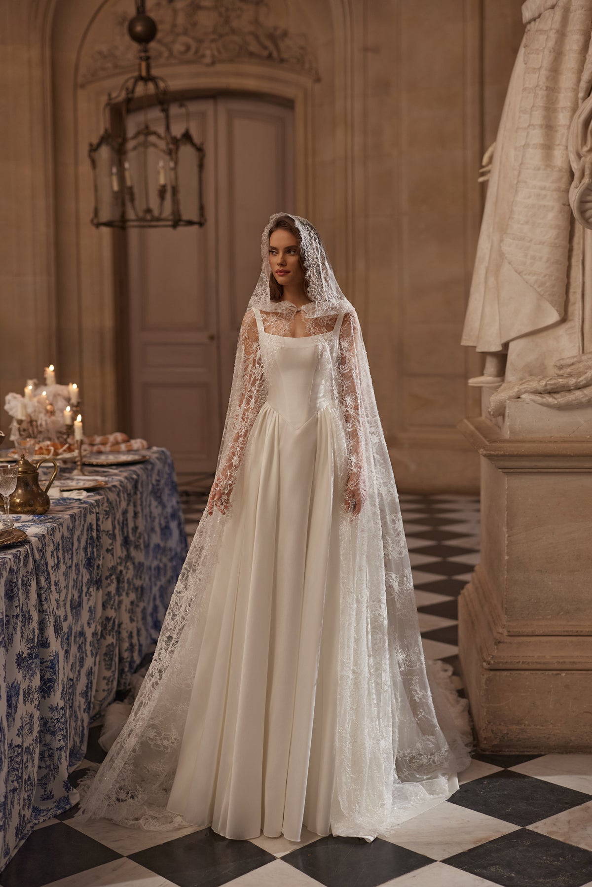 Robe de mariée Aretuza, avec un décolleté carré épuré, de fines bretelles et une jupe ample en satin, DAMA Couture.