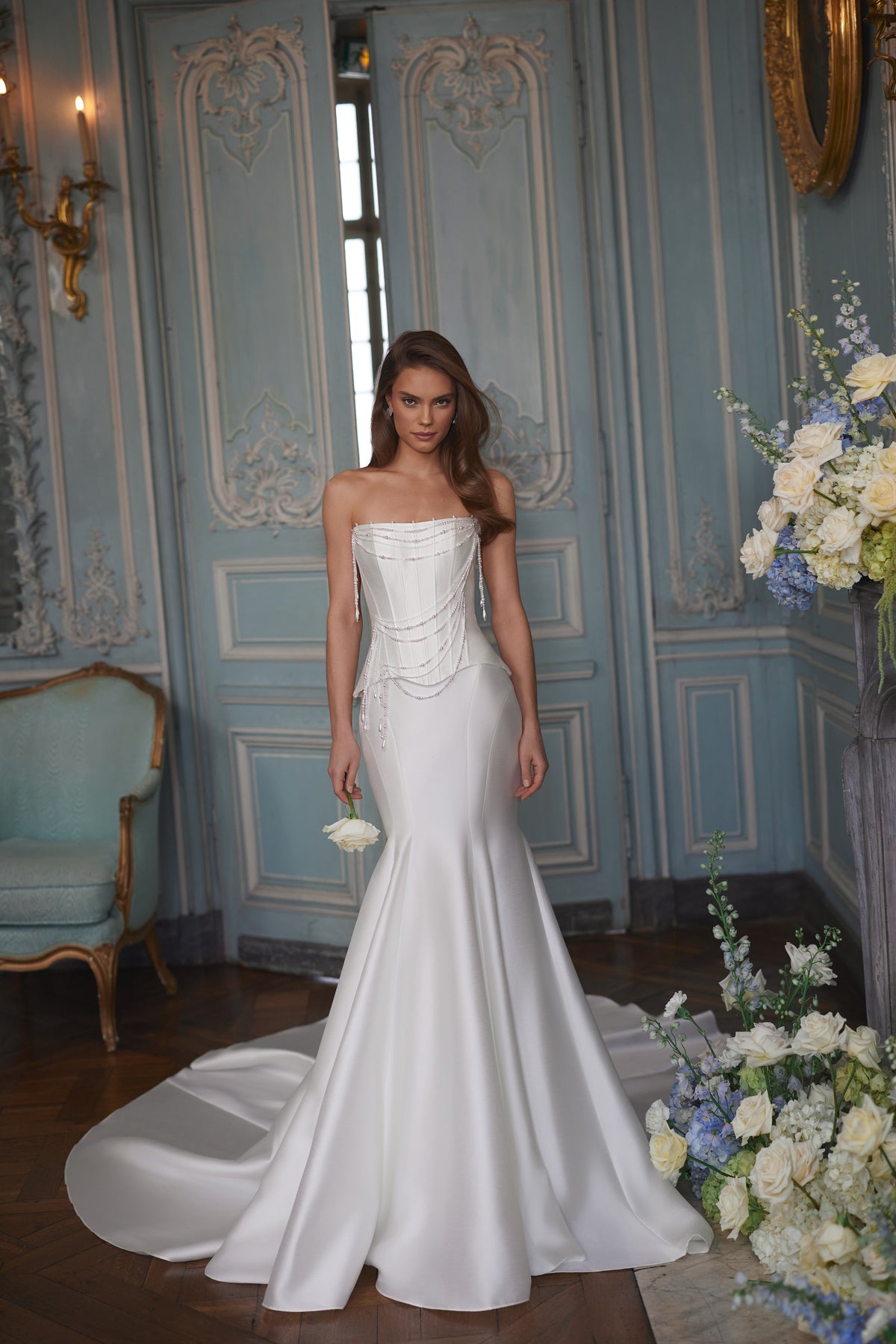 Robe de mariée trapèze Armance, avec un corset drapé de rangs de perles.
