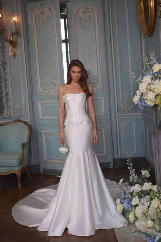 Robe de mariée trapèze Armance, avec un corset drapé de rangs de perles.