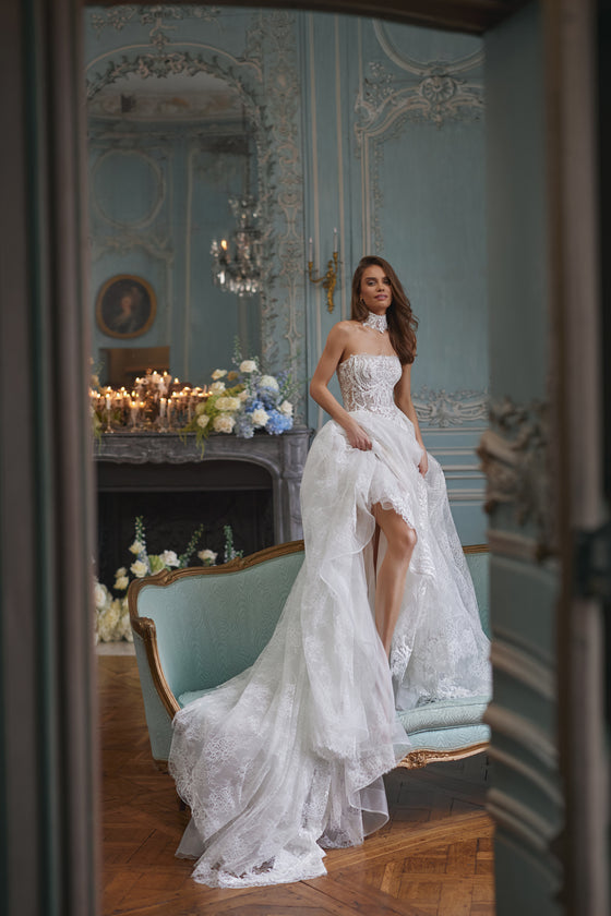 Robe de mariée trapèze Barbarella, avec un corsage sculpté sans bretelles et une jupe en dentelle florale.