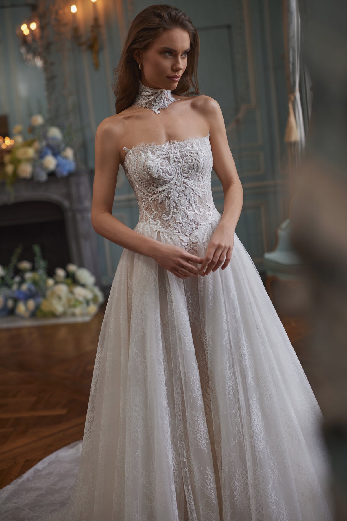 Robe de mariée Barbarella, avec un corsage sculpté sans bretelles et une jupe en dentelle florale.