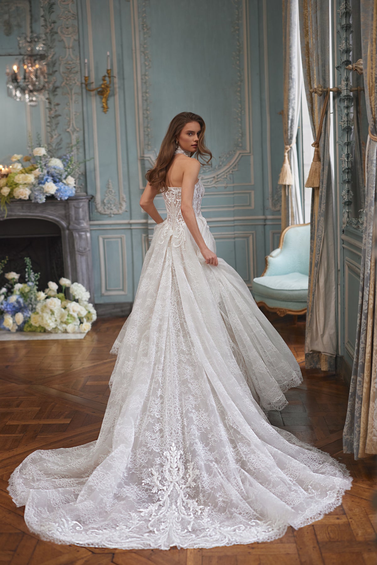 Robe de mariée Barbarella, avec un corsage sculpté sans bretelles et une jupe en dentelle florale — collection Something Blue 2027, DAMA Couture.