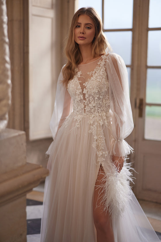 Robe de mariée trapèze Blair, avec un corsage floral transparent et des manches légères et volumineuses.
