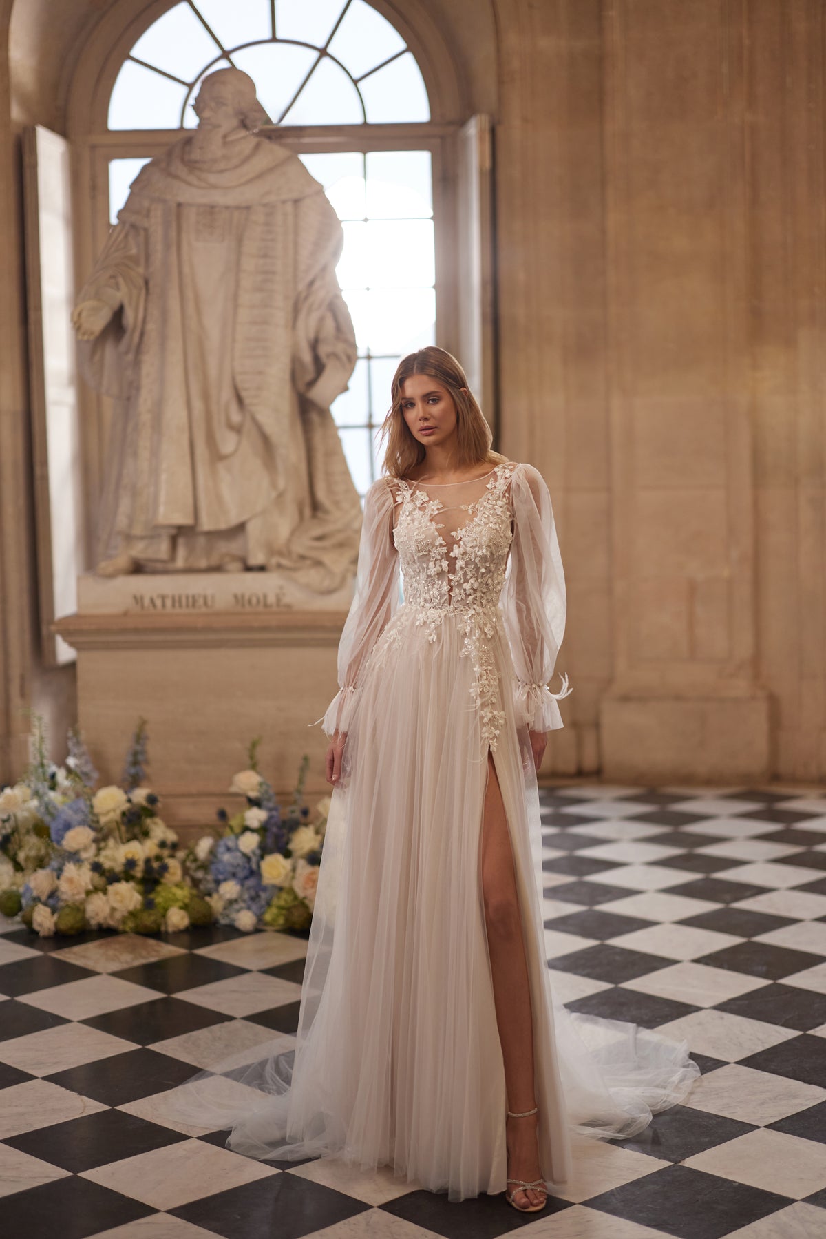 Robe de mariée Blair, avec un corsage floral transparent et des manches légères et volumineuses.