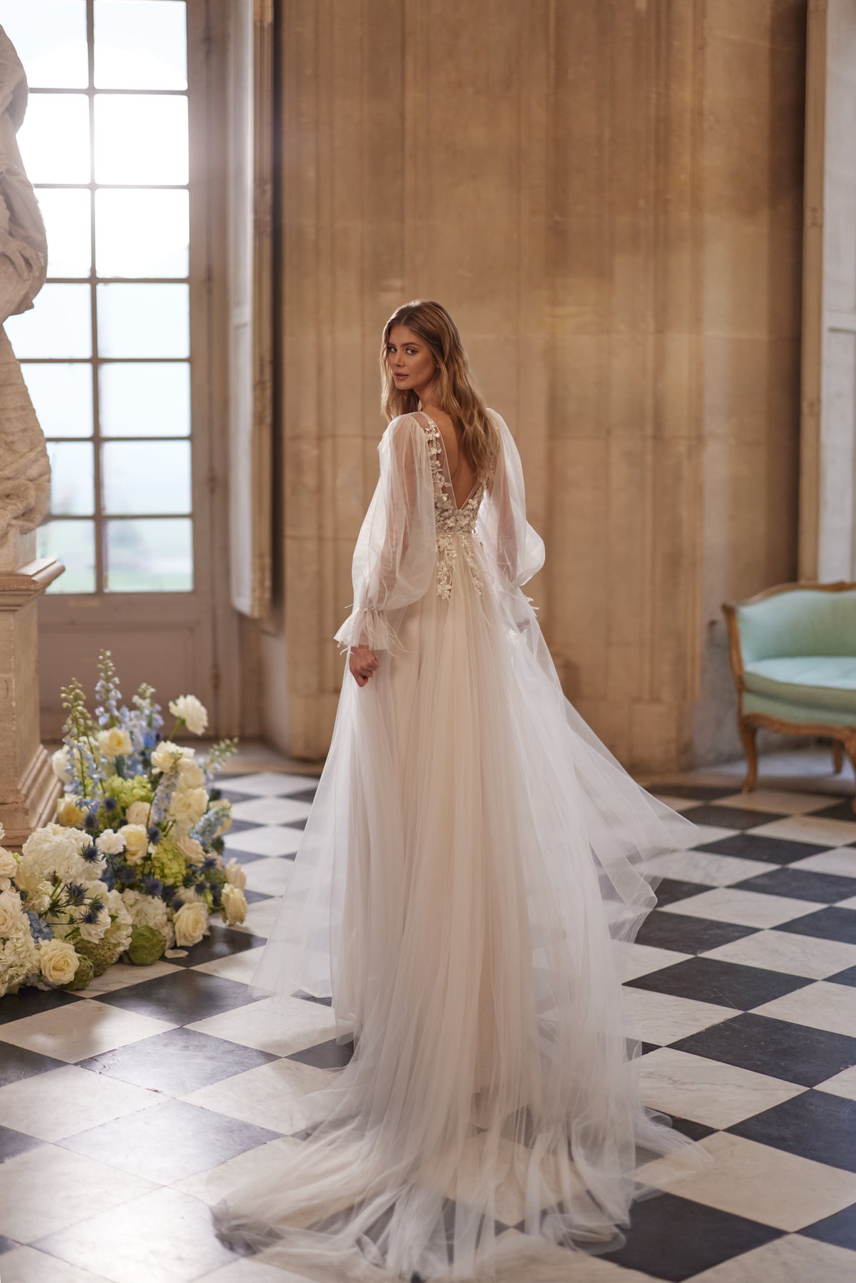 Robe de mariée Blair, avec un corsage floral transparent et des manches légères et volumineuses — collection Something Blue 2027, DAMA Couture.