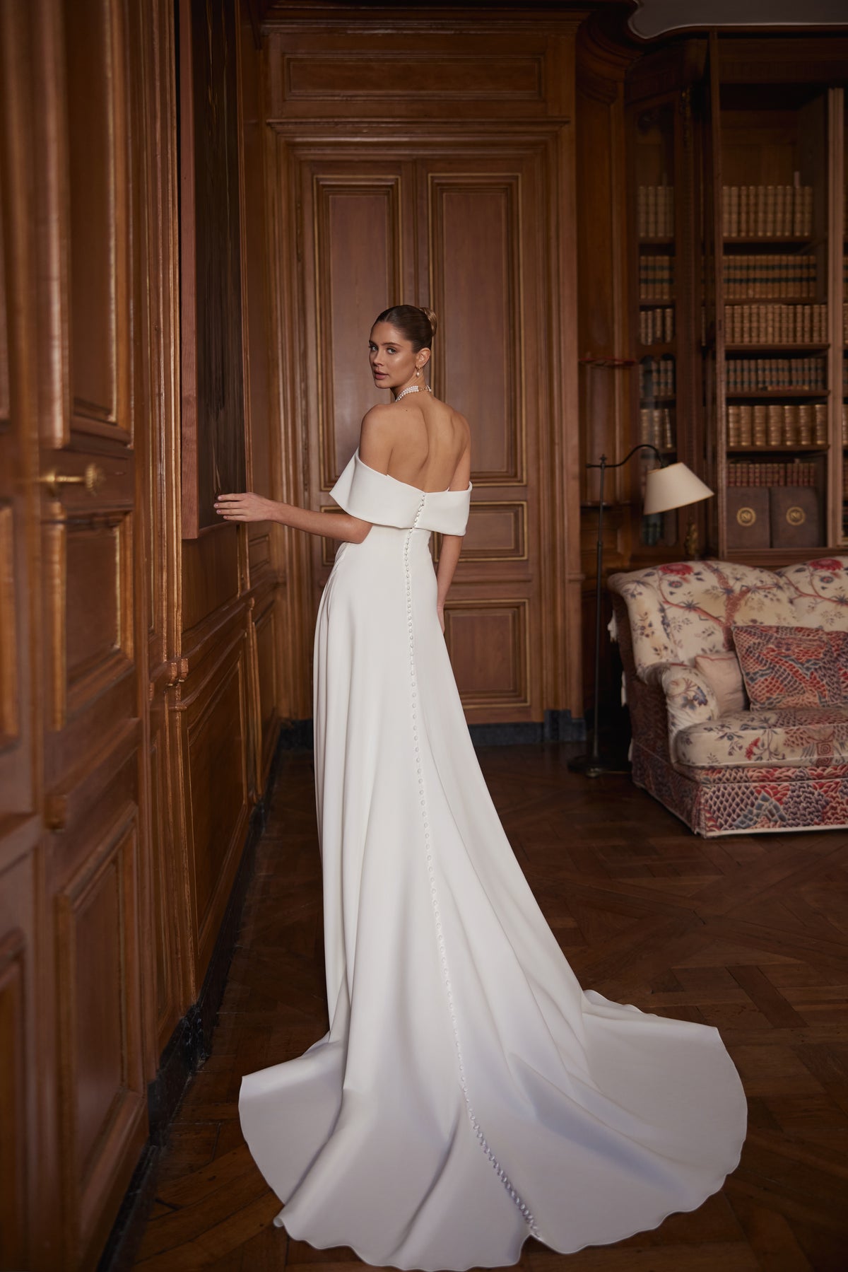 Robe de mariée Calliope, avec un large décolleté aux épaules dénudées et une jupe épurée en satin avec une fente — collection Something Blue 2027, DAMA Couture.
