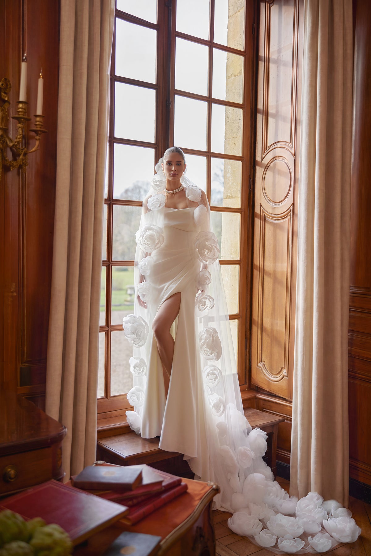 Long voile Calliope en tulle bordé de dentelle, porté avec la robe de mariée Calliope.