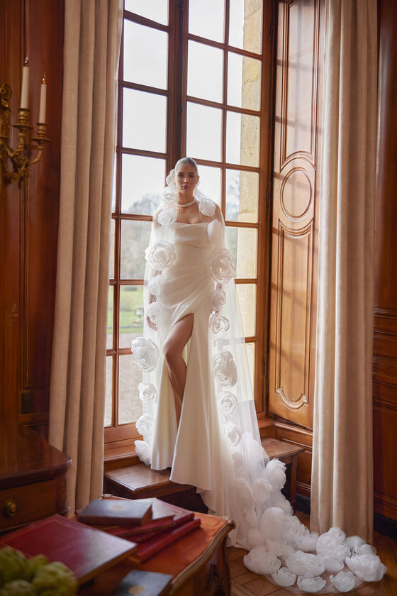 Long voile Calliope en tulle bordé de dentelle, porté avec la robe de mariée Calliope.