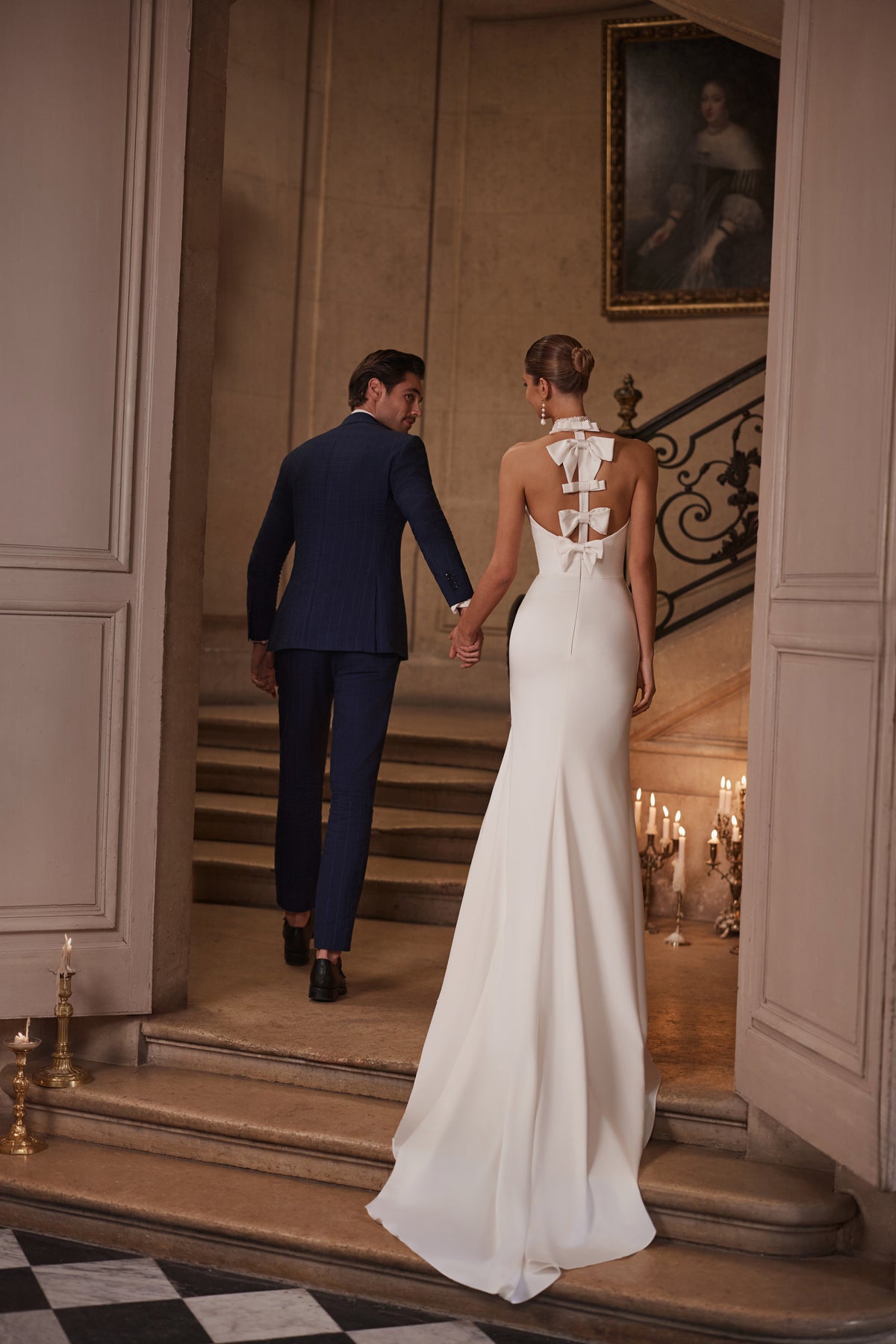 Robe de mariée Camilla, avec une encolure américaine ornée de perles, un drapé croisé et une fente jusqu’à la cuisse.
