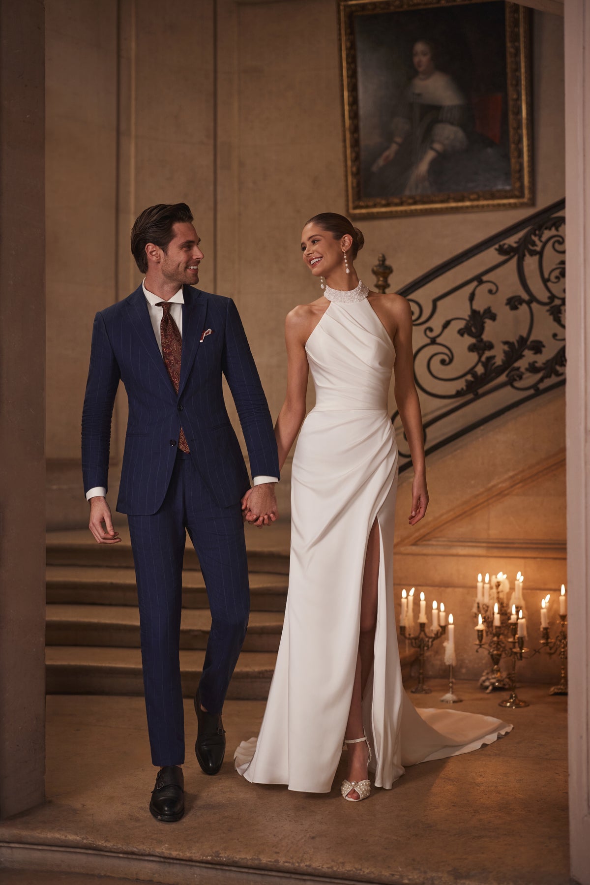 Robe de mariée Camilla, avec une encolure américaine ornée de perles, un drapé croisé et une fente jusqu’à la cuisse — collection Something Blue 2027.