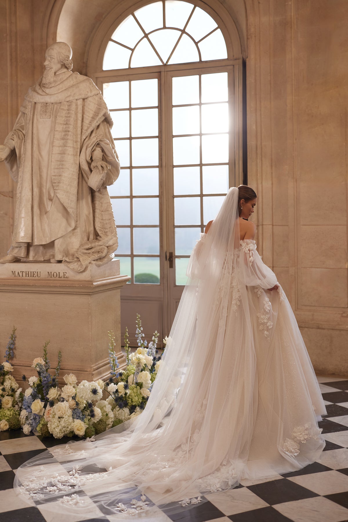 Voile Celestine en tulle souple encadrant les épaules, porté avec la robe de mariée Celestine.