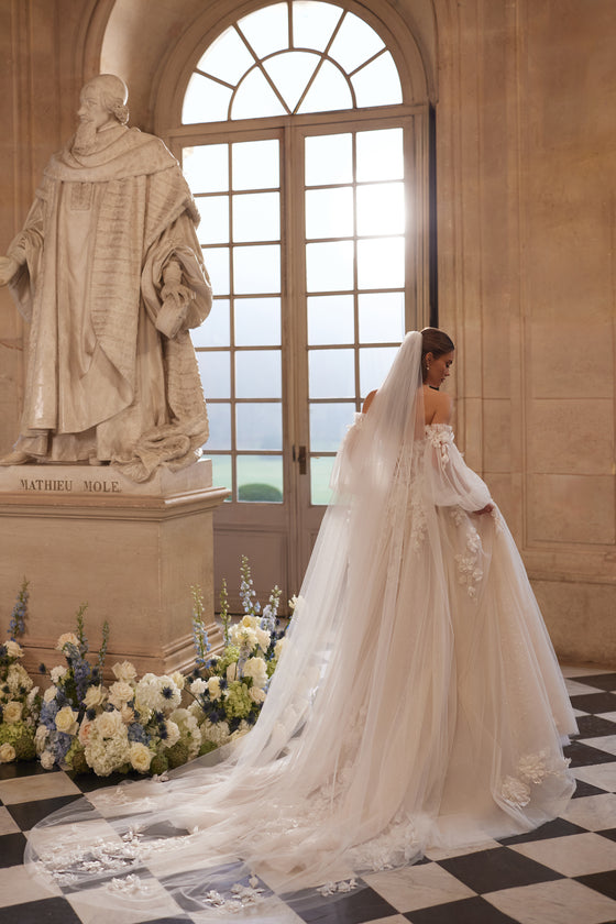 Voile Celestine en tulle souple encadrant les épaules, porté avec la robe de mariée Celestine.