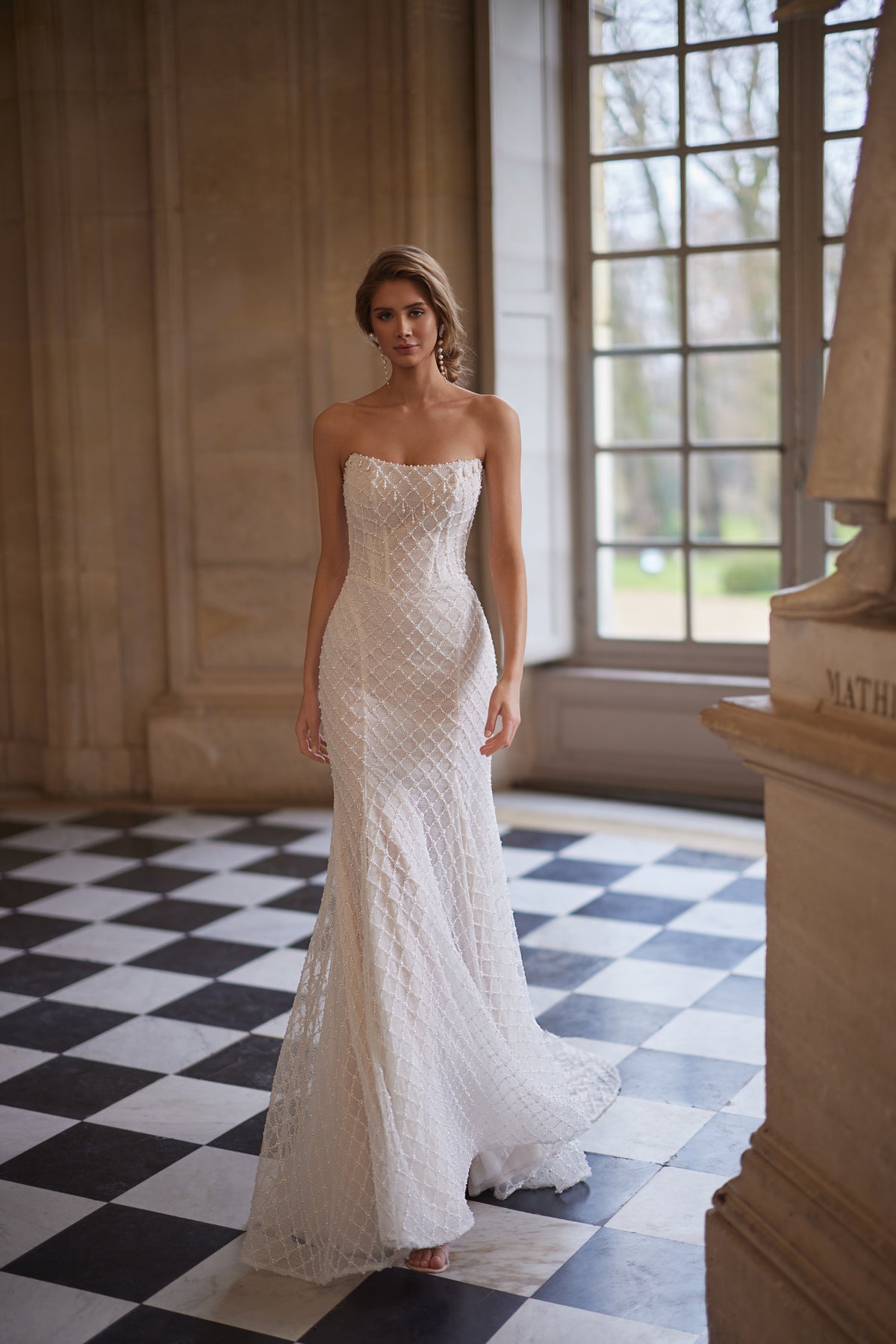 Robe de mariée sirène Chanin, avec un décolleté bustier épuré et une coupe ajustée ornée de perles.
