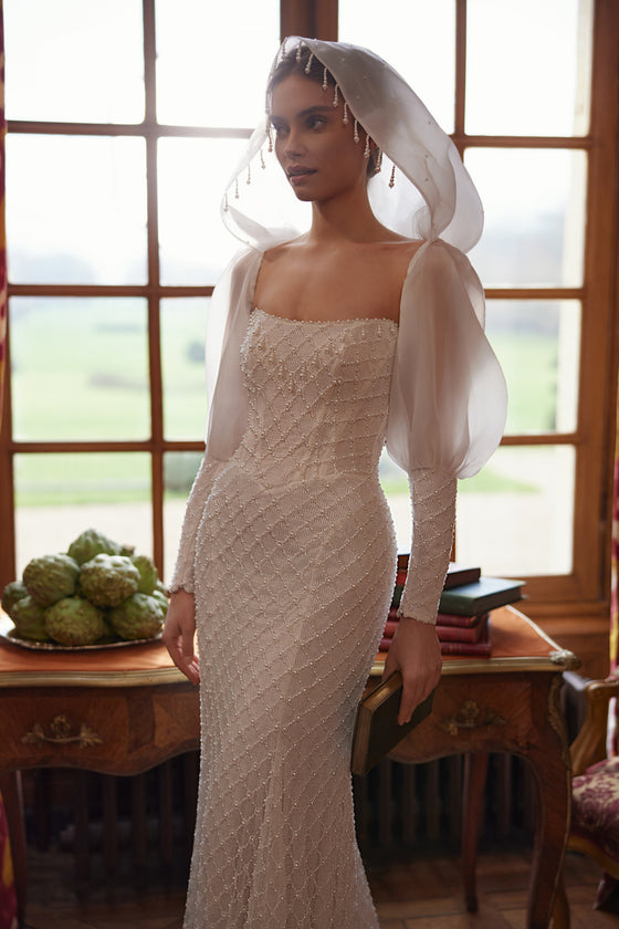 Robe de mariée Chanin, avec un décolleté bustier épuré et une coupe ajustée ornée de perles.