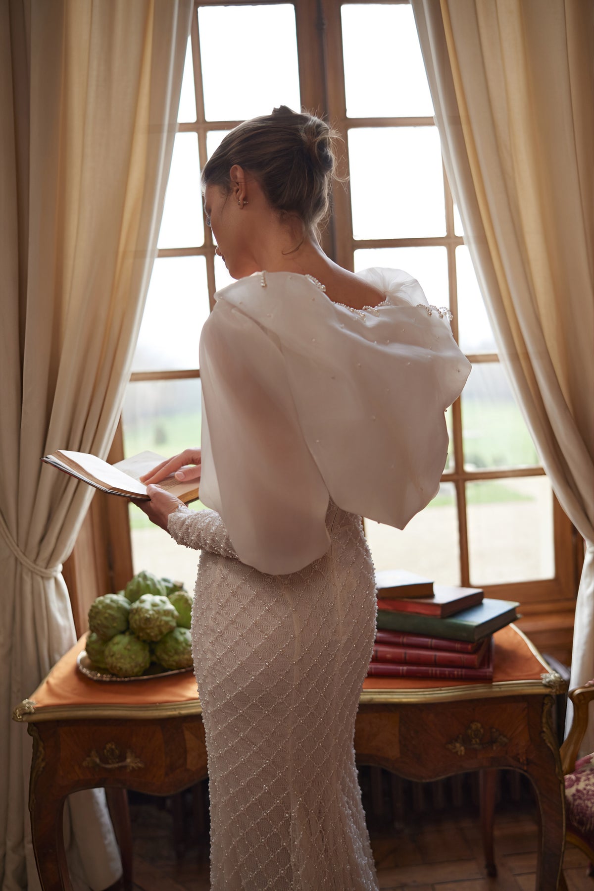 Robe de mariée Chanin, avec un décolleté bustier épuré et une coupe ajustée ornée de perles — collection Something Blue 2027, DAMA Couture.