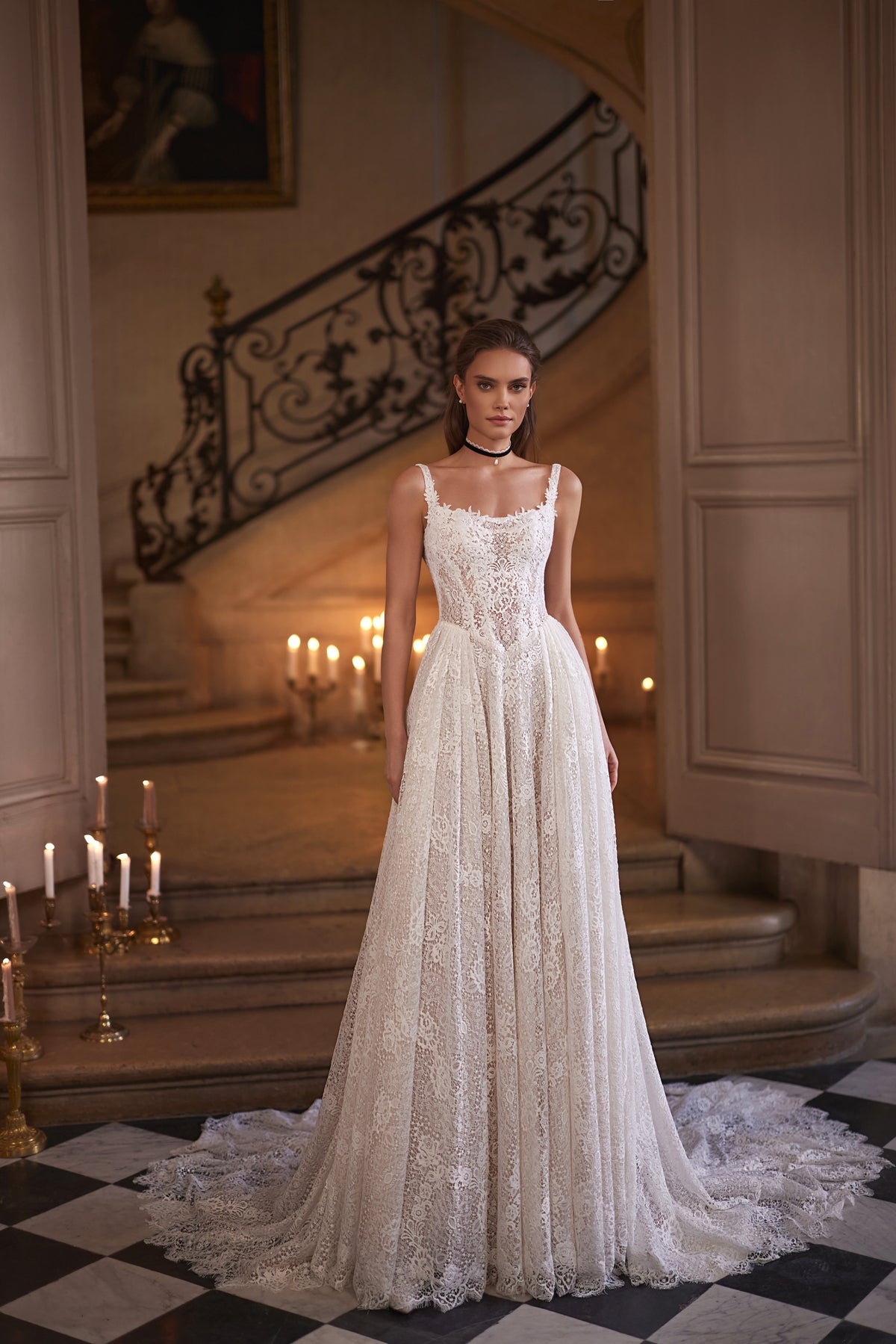 Robe de mariée trapèze Chantira, avec un décolleté carré adouci et une jupe entièrement en dentelle.
