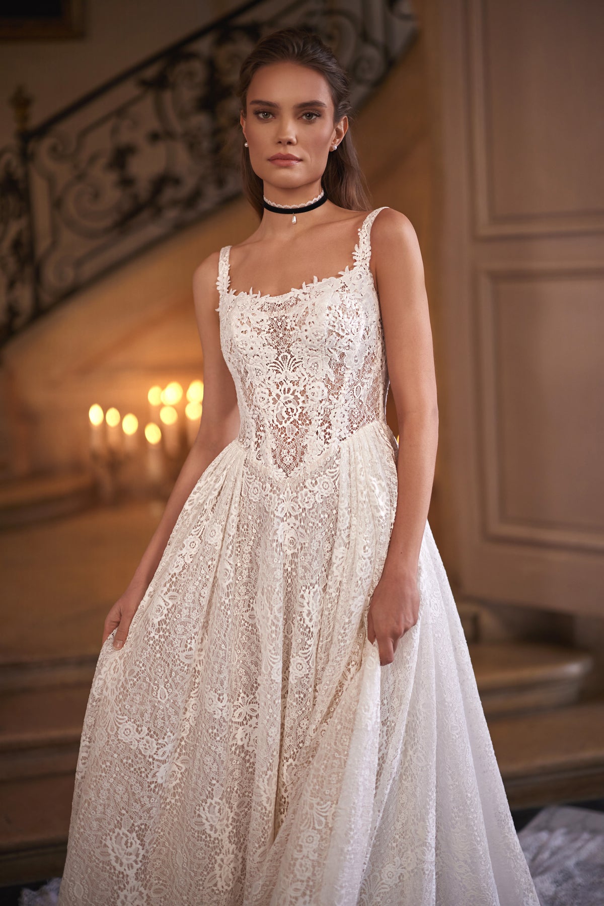 Robe de mariée Chantira, avec un décolleté carré adouci et une jupe entièrement en dentelle.
