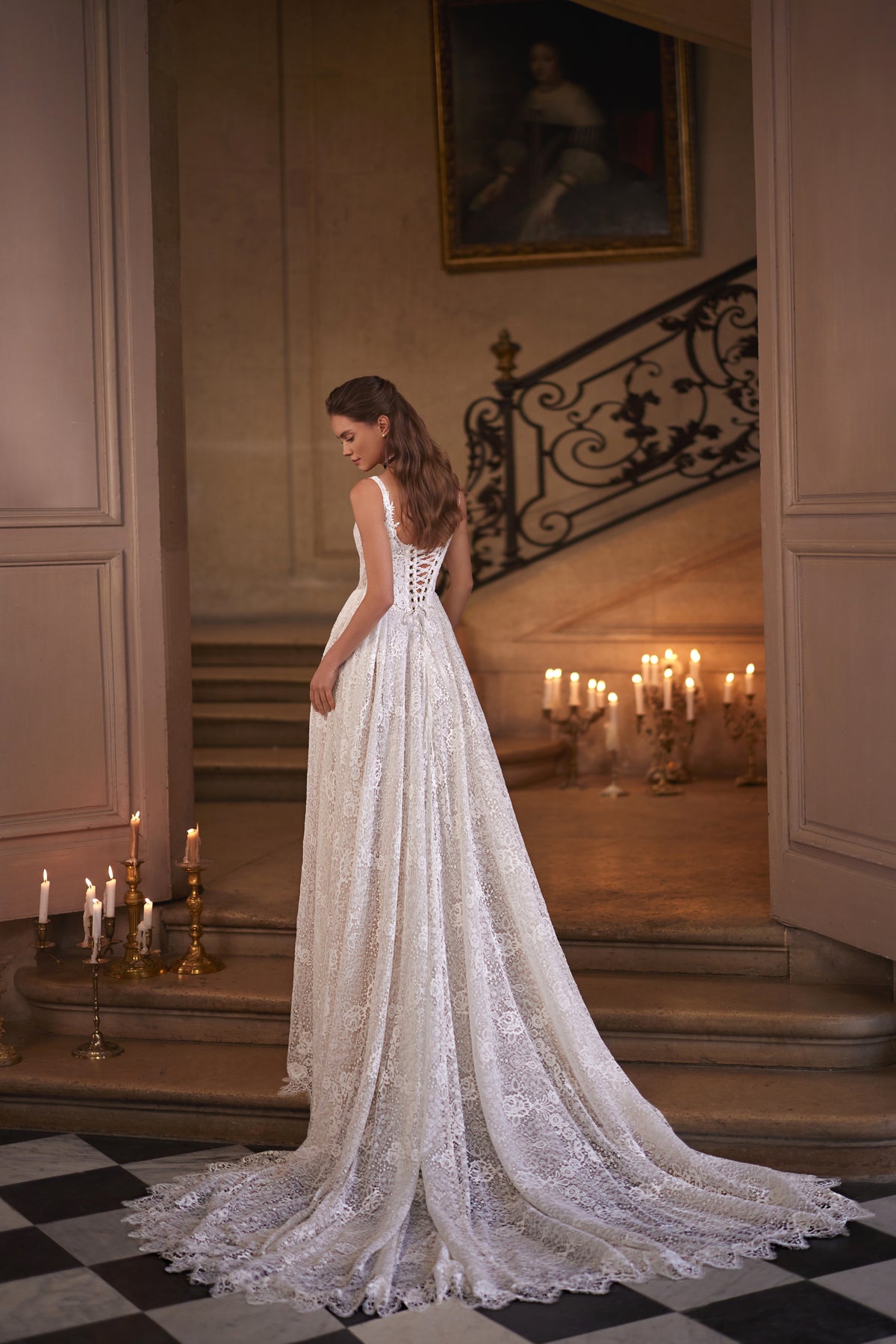 Robe de mariée Chantira, avec un décolleté carré adouci et une jupe entièrement en dentelle — collection Something Blue 2027, DAMA Couture.
