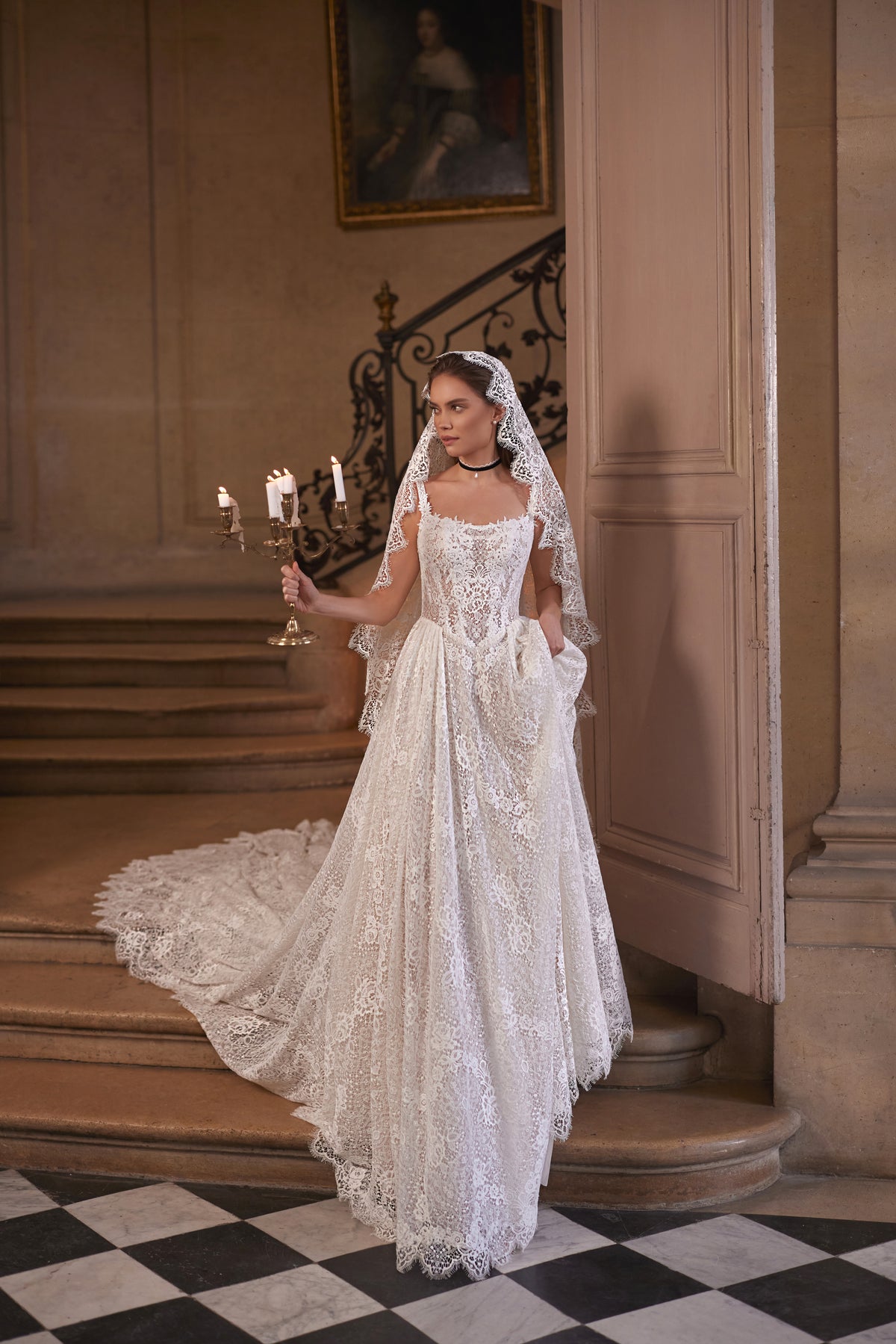 Long voile Chantira à bordure brodée, porté avec la robe de mariée Chantira.
