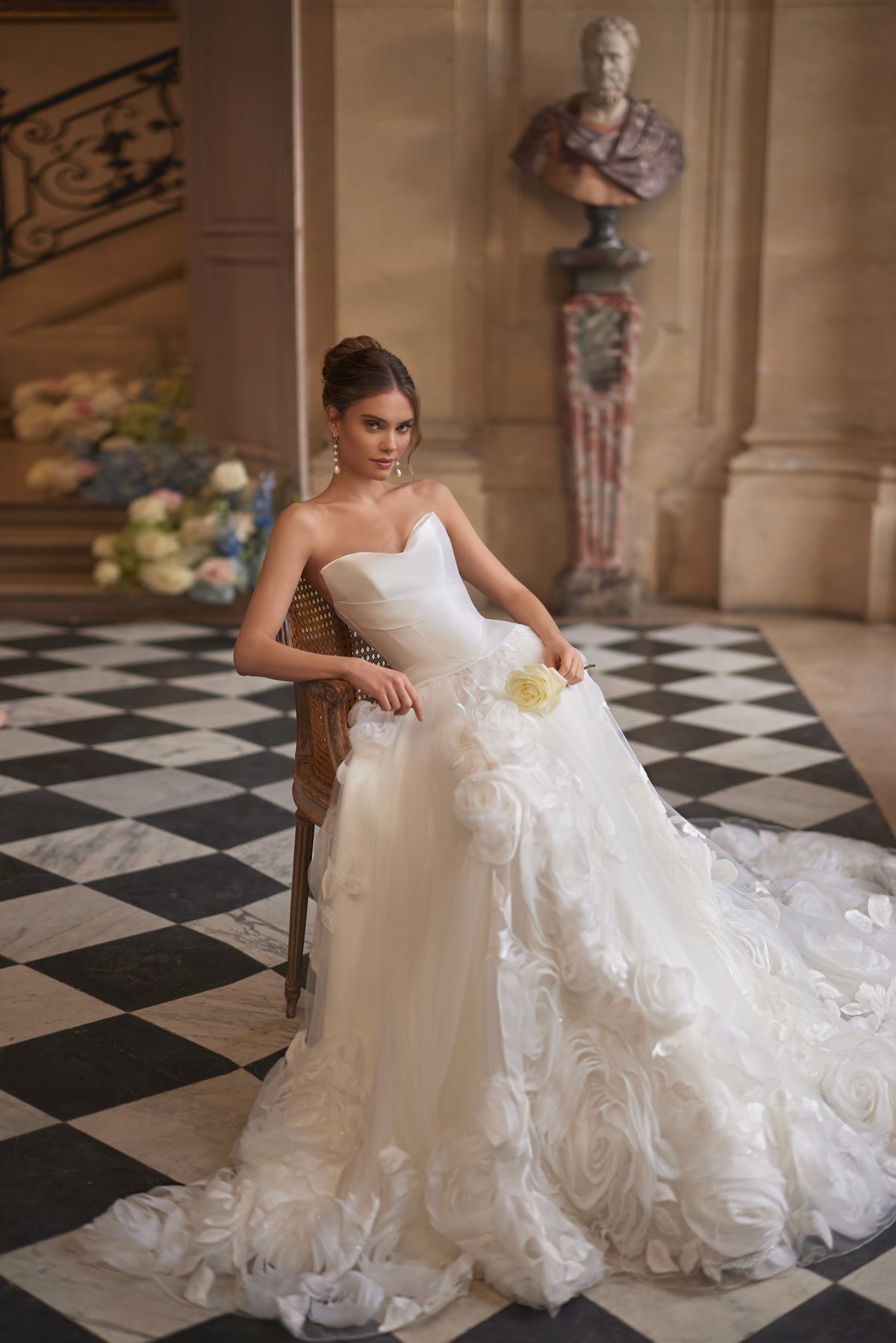 Corset Cornellia + jupe, avec un corset drapé de façon asymétrique et une jupe volumineuse à couches superposées.