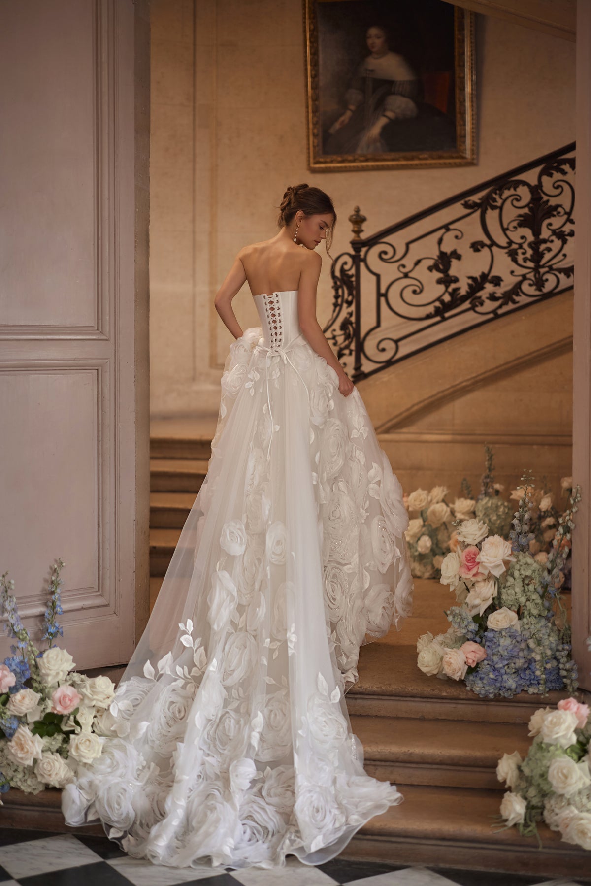Corset Cornellia + jupe, avec un corset drapé de façon asymétrique et une jupe volumineuse à couches superposées — collection Something Blue 2027.