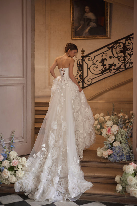 Corset Cornellia + jupe, avec un corset drapé de façon asymétrique et une jupe volumineuse à couches superposées — collection Something Blue 2027.
